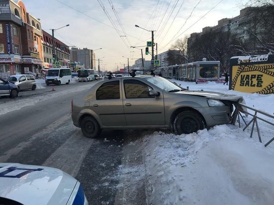 Девочка-подросток и пожилой мужчина пострадали в столкновении двух иномарок в Омске