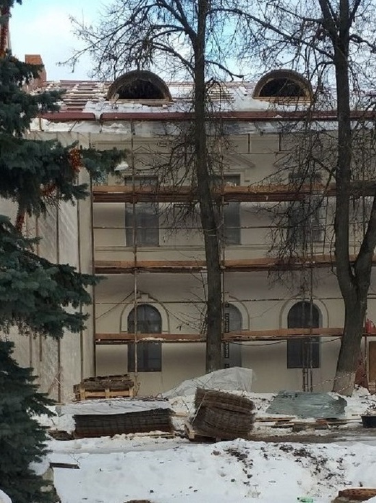Отделка Надвратного корпуса на подворье Псково-Печерского монастыря подходят к концу
