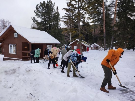 Волонтеры «Большой перемены» очистили экотропы «Столбов» от наледи и снега
