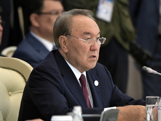 Назарбаева лишили статуса почетного сенатора Казахстана