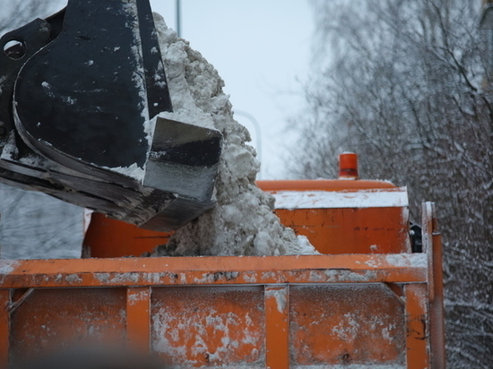 Городские службы Великого Новгорода продолжают разбираться с последствиями непогоды