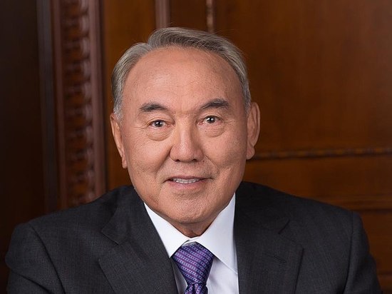 Назарбаева лишили статуса почетного сенатора