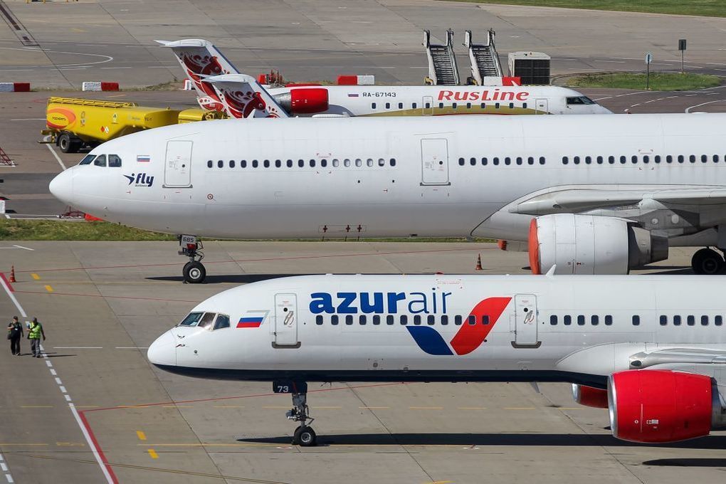 Red sea airlines авиакомпания отзывы. Azur Air самолеты. Стогний Азур Эйр. Чартер Азур на Пхукет. Посадка пассажиров на самолете Azur Air.