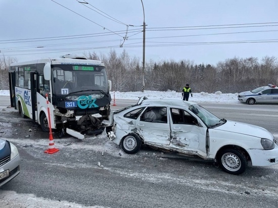 В Омске четверо человек пострадали в аварии с автобусом