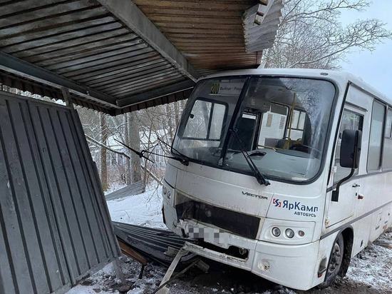 Автобус влетел в остановку на Старовыборгском шоссе по дороге в Выборг