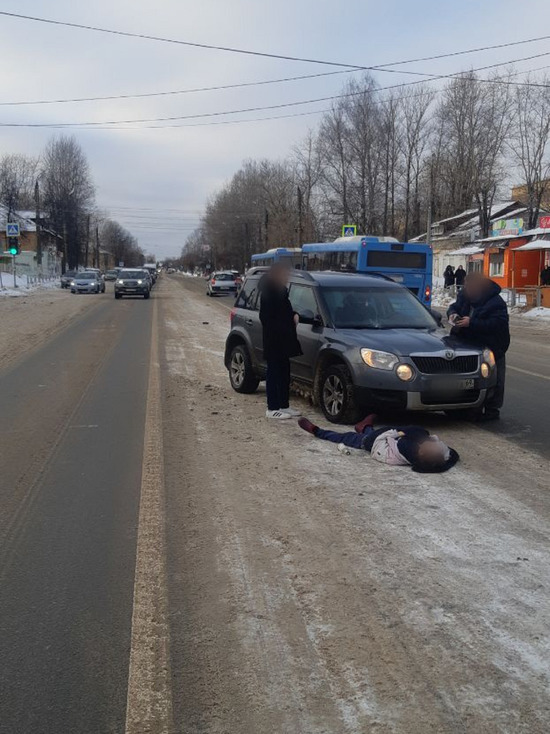 В Твери иномарка сбила на дороге пьяную женщину