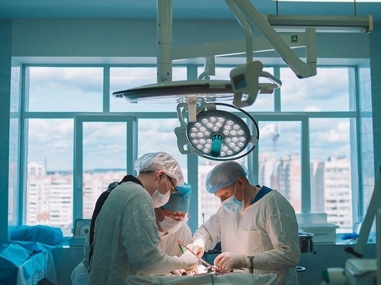 Кировские врачи удалили 65-летней пенсионерке гигантскую опухоль, которая срослась с органами
