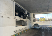 Автомобиль пробил ограждение многоэтажного паркинка на Привольной улице 12 января