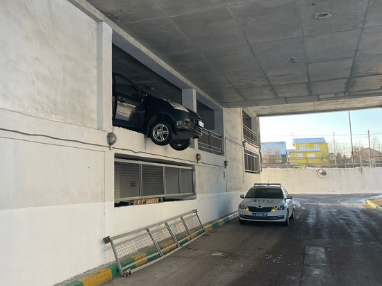Водитель перепутал педали и снес ограждение многоэтажного паркинга