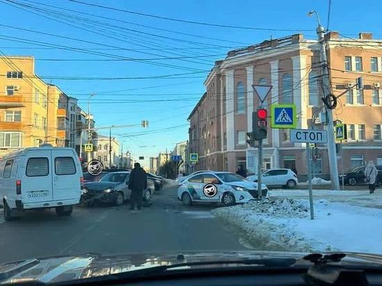 В центре Пензы две легковушки попали в ДТП и заблокировали перекресток