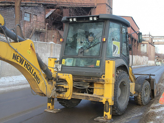 В Туле на Орловском шоссе проводится аварийно-восстановительный ремонт асфальта