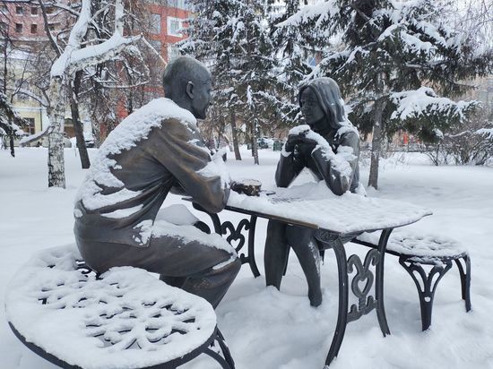 Памятники, арт-объекты, ледяные подиумы: что сломали вандалы в Омске за полгода