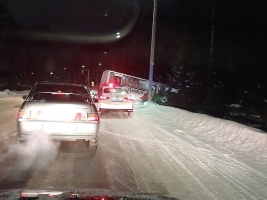 В Рыбинском районе маршрутка с пассажирами свалилась в кювет
