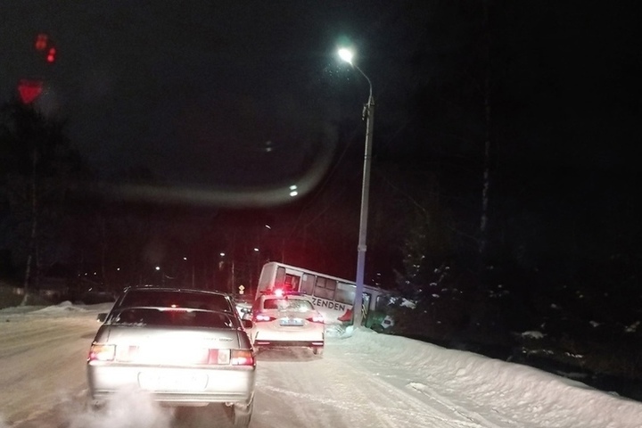В Рыбинском районе маршрутка с пассажирами свалилась в кювет