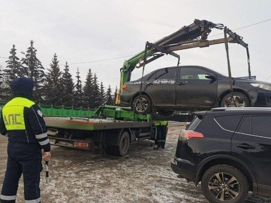 Приставы в Казани за день арестовали два авто за неоплаченные штрафы
