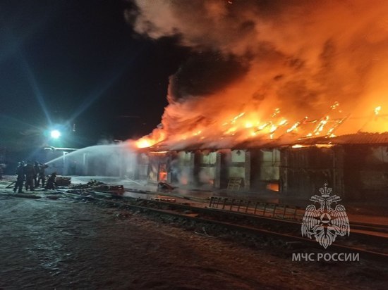 Крупный пожар на складе на улице Ломоносова в Красноярске ликвидировали