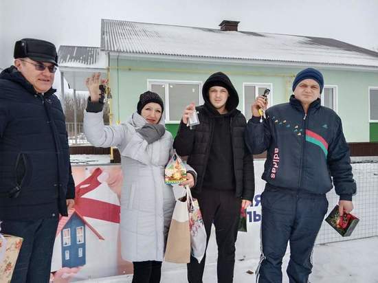 В Пристенском районе Курской области 5 детям-сиротам вручили ключи от квартир