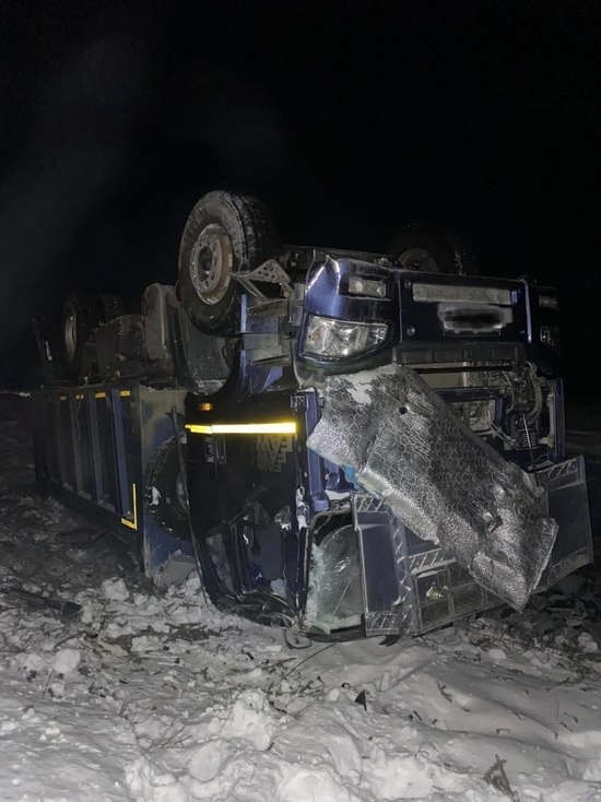 В Хангаласском районе Якутии перевернулся грузовик