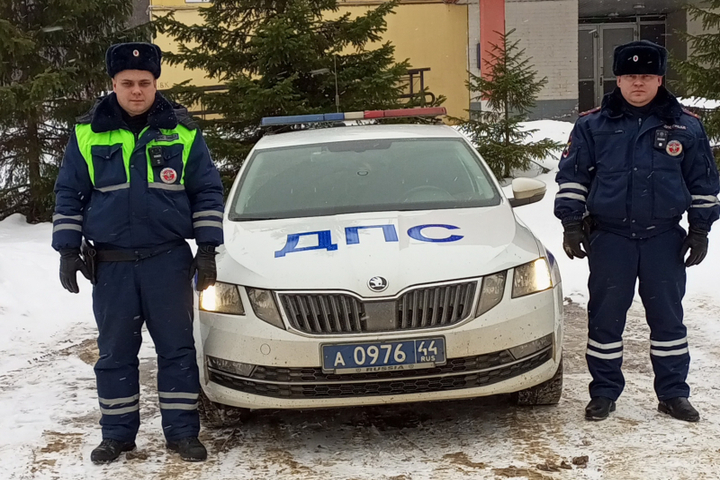 В Костроме сотрудники ДПС сопроводили бригаду скорой помощи при доставке в больницу 4-летнего ребёнка