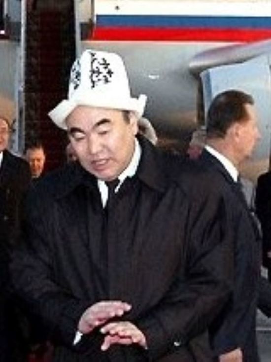 В Киргизии прекращены уголовные дела в отношении бывшего президента Акаева