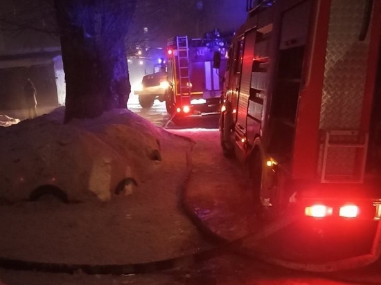 В Барнауле спасли 10 человек при пожаре в жилом доме
