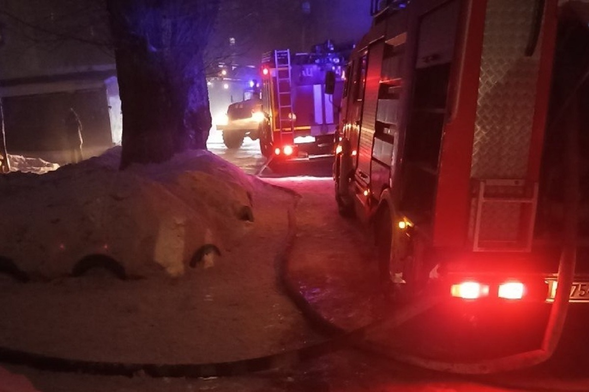 В Барнауле спасли 10 человек при пожаре в жилом доме - МК Барнаул