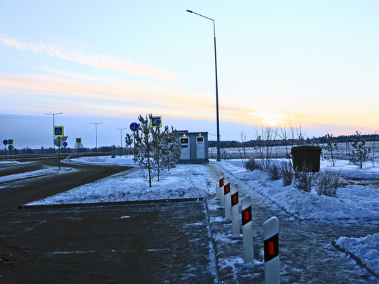 На трассе М-10 водителю грузовика в лицо прилетел кусок льда