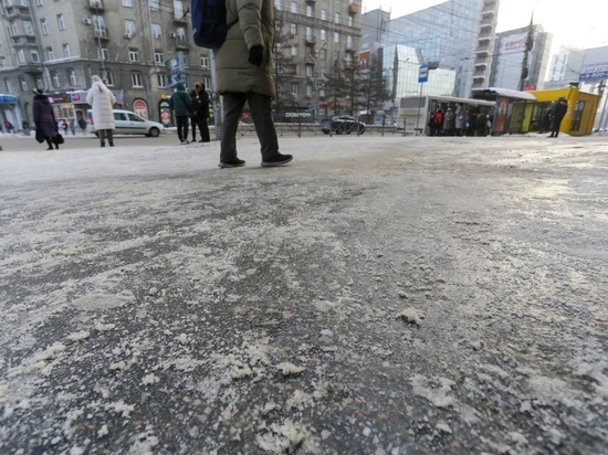 Мэр Локоть обещал выяснить причины падений пешеходов в центре Новосибирска