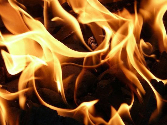 Трёх жильцов спасли на пожаре в Ангарске