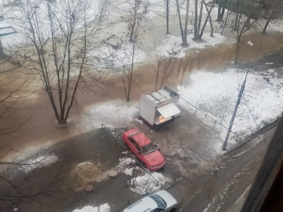 На улице Станкозаводской в Рязани прорвало канализацию