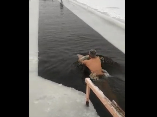 Пенсионер из Домодедово проплыл 25 метров в ледяной воде