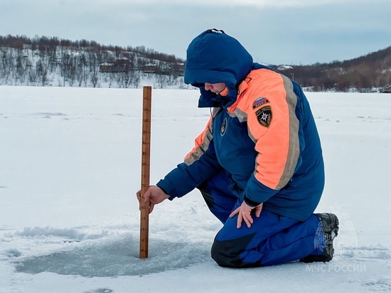 Спасатели проверили толщину льда в Заполярье перед Крещением