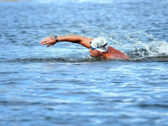 Спортсмен-паралимпиец из Комсомольска проплыл три километра в Тихом океане