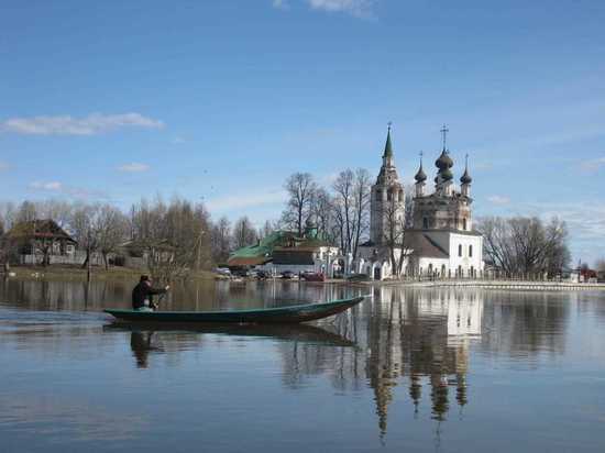 Село Холуй в Ивановской области, является знаменитым центром лаковой миниатюрной живописи, хорошо известным даже за пределами нашей страны