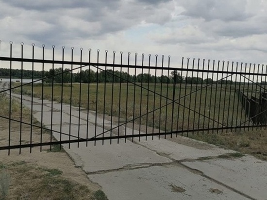 Омский суд обязал арендатора убрать забор и дорогу с сельхозземель