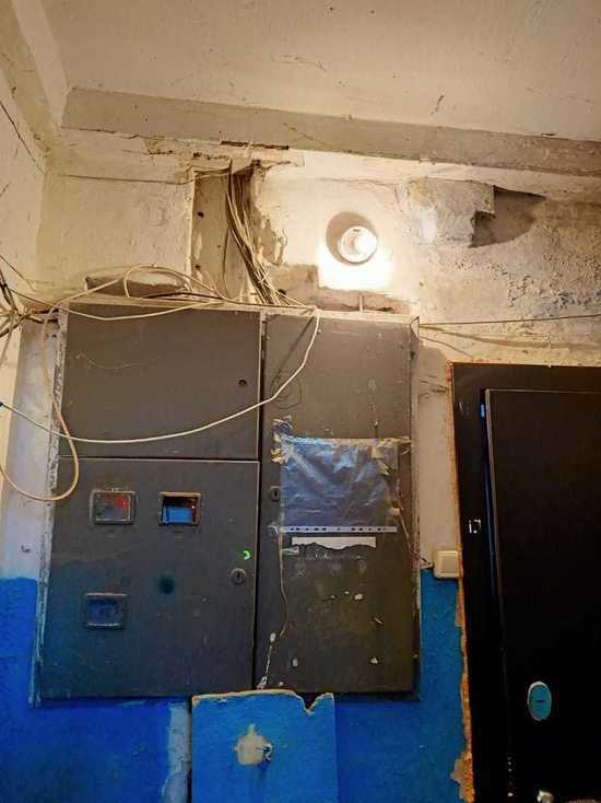 «Ждут, когда дом взорвется»: подъезд многоэтажки в Гдове затапливает