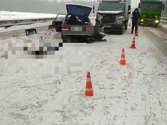 В Окуловском районе в ДТП с грузовиком и легковушкой погибла девушка