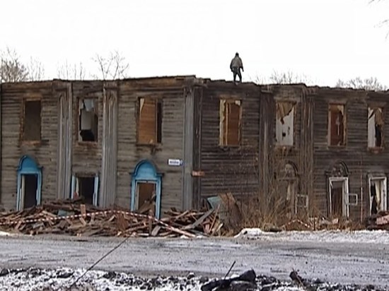В Межевском районе разобрали на дрова здания бывшей школы и библиотеки