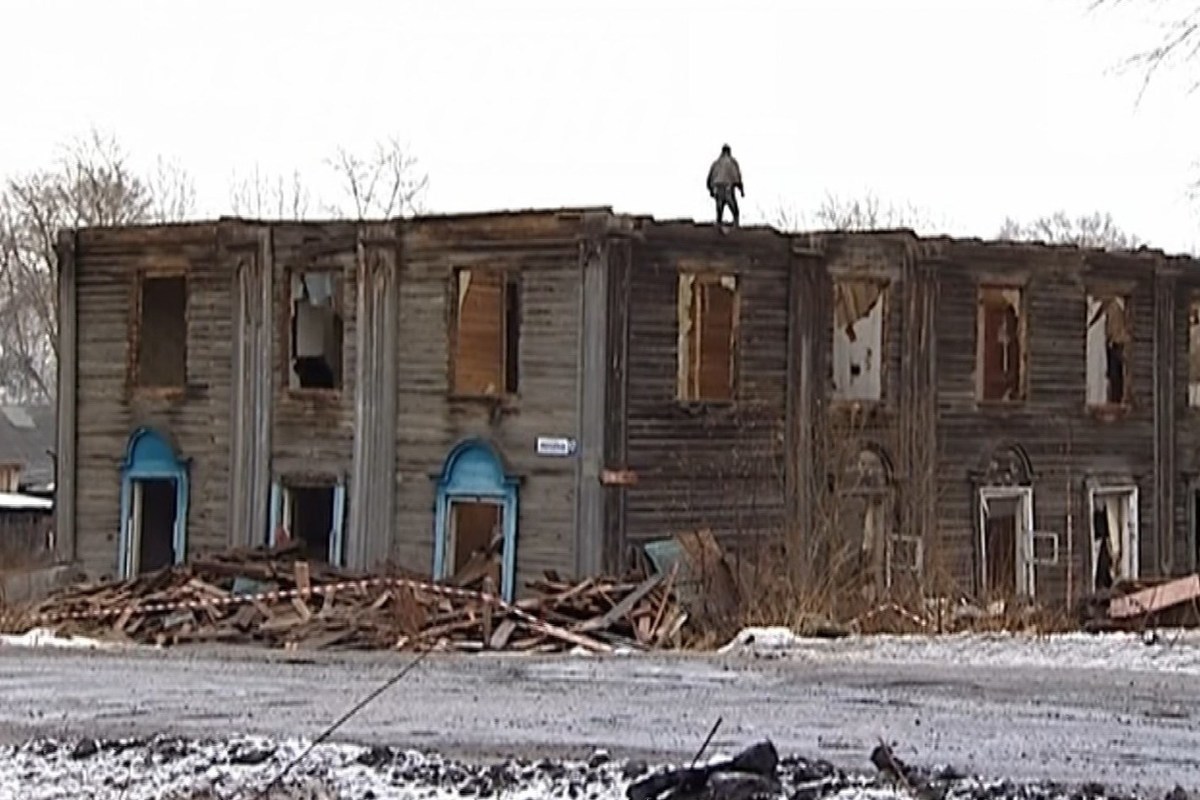 В Межевском районе разобрали на дрова здания бывшей школы и библиотеки