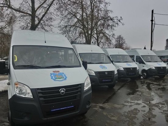 Ключи от новых автомобилей подарил губернатор 6 многодетным псковским семьям