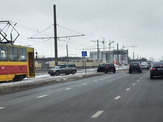 В Курске внедорожник Skoda из-за ДТП блокировал проезд трамваев на Соловьинке