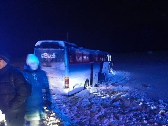Автобус «Новосибирск – Усть-Каменогорск» с 30 людьми вылетел в кювет