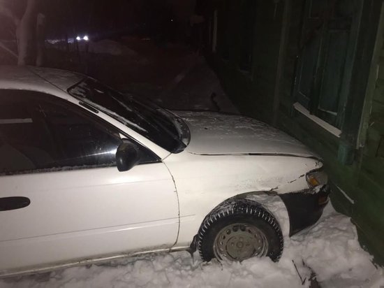 В Омске Toyota врезалась в жилой дом
