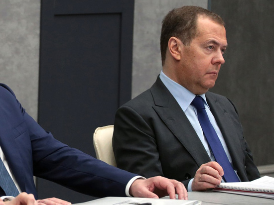 Медведев призвал премьера Японии Кисиду совершить сэппуку