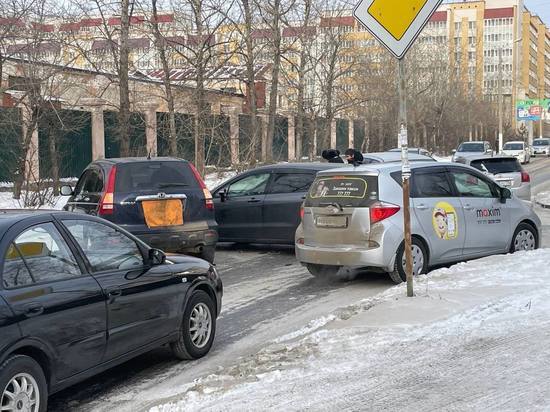 Две Honda столкнулись в центре Читы, движение затруднено