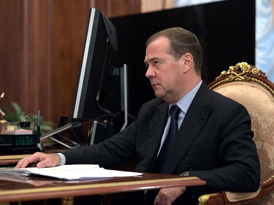 Медведев обвинил премьера Японии в предательстве памяти Хиросимы и Нагасаки