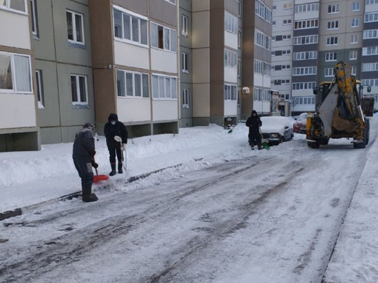 Омская мэрия озвучила названия не желающих убирать снег управляющих компаний