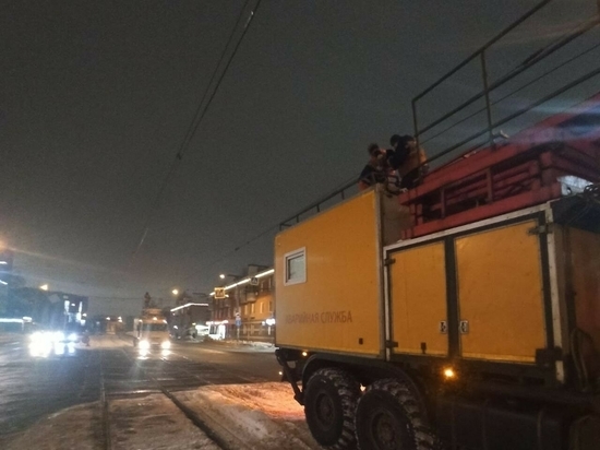 В Казани водитель на «КАМАЗе» оборвал трамвайные провода и скрылся