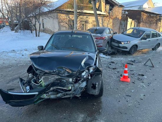 В Оренбурге столкнулись три автомобиля