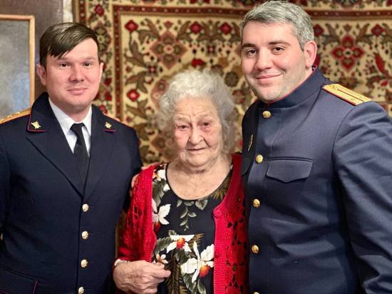 Новгородские следователи поздравили заслуженного педагога со 100-летним юбилеем